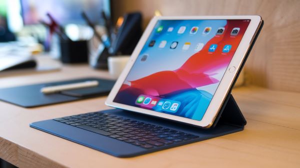 Apple | Khabrain Hindustan | iPad Air M3 | Chip and Magic Keyboard |